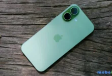 مراجعة iPhone 17 الجديد تعرف على التصميم، الشاشة ProMotion 120Hz، الأداء بمعالج A19، الكاميرات المطورة، البطارية، والأسعار في مصر والسعودية.